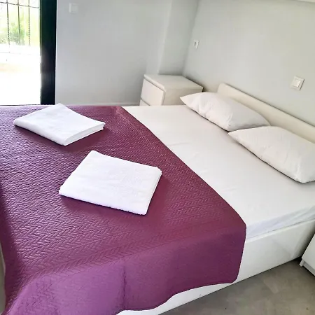 Spacious House With Shared Pool Apartment